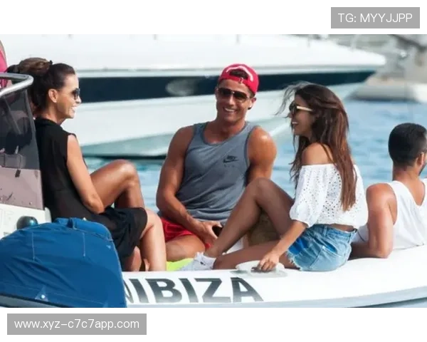 足球球星与超模携手合作引领时尚潮流，打破运动与时尚界限